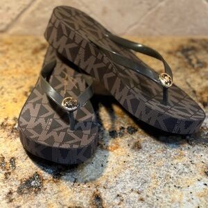 NWOT MICHAEL Michael Kors Women’s 
Flip Flop Wedge Sandals - Bedford Logo Size 9
